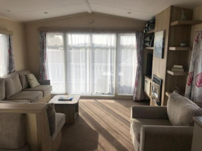 Cute caravan Whitecliff Bay